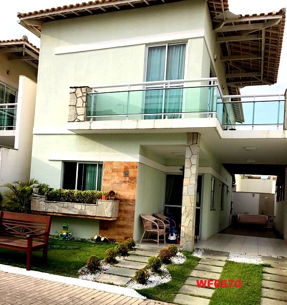 Fachada da casa duplex no Condomínio Monte Olimpo