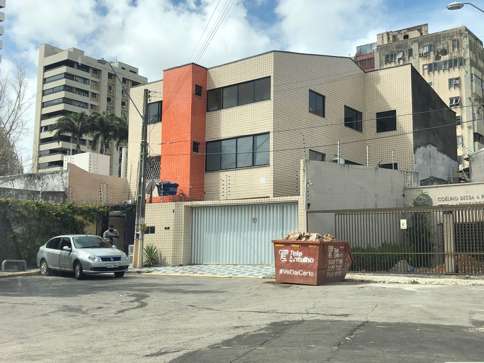 Fachada do prédio comercial no Dionísio Torres