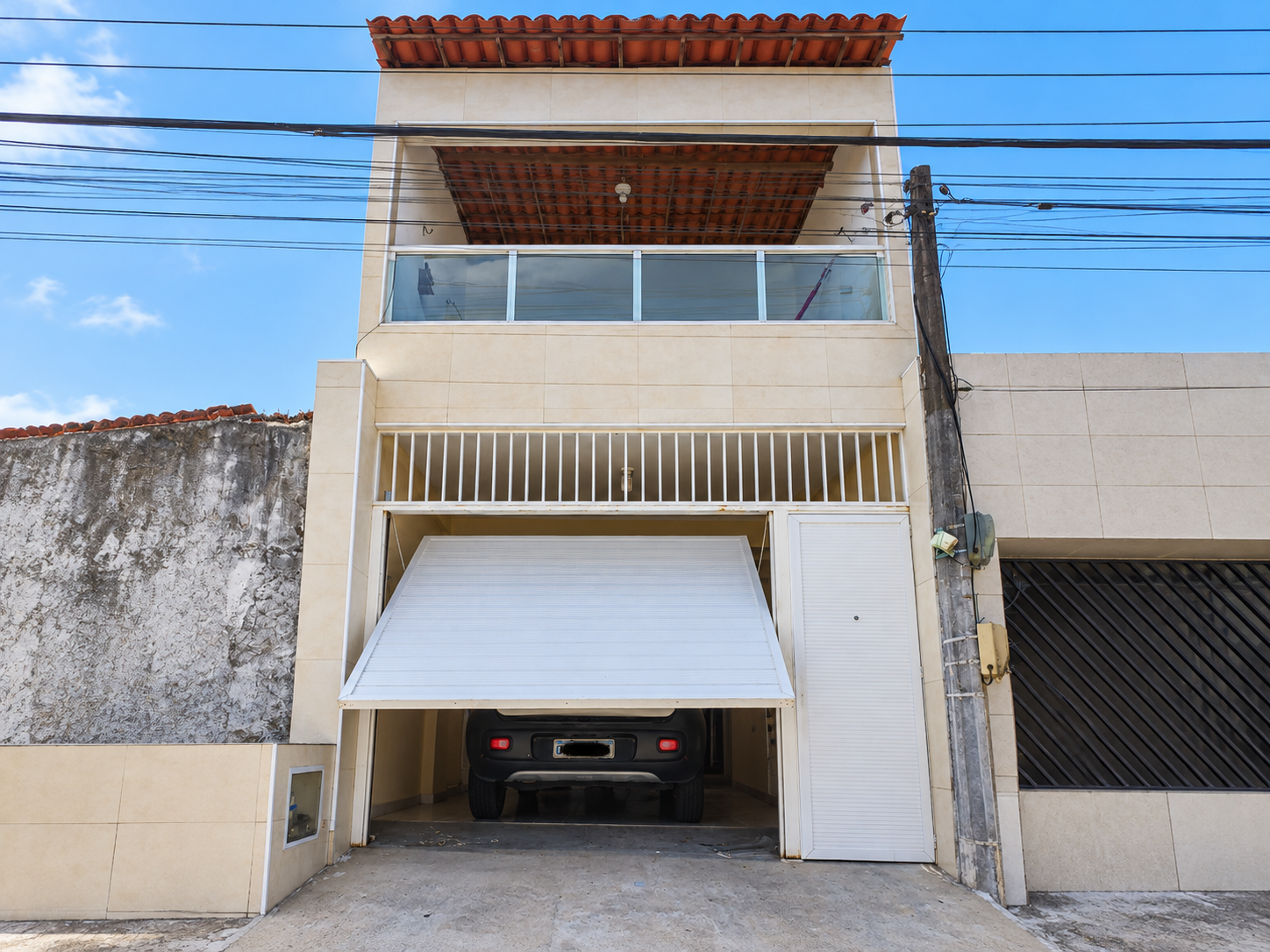 Fachada do triplex no Henrique Jorge